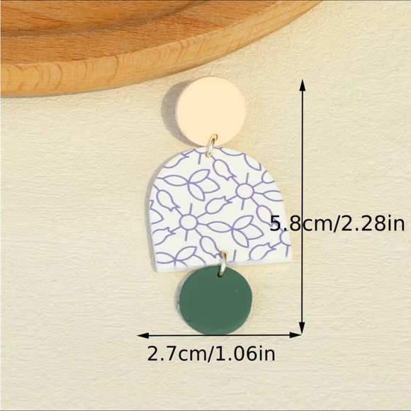 Flower pattern dangle earrings - Picture 3 of 3